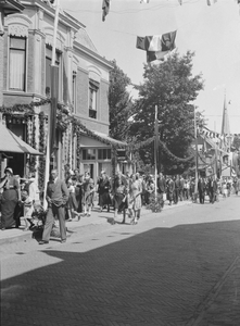 605522 Gezicht in de Laanstraat te Baarn, tijdens de viering van de bevrijding.